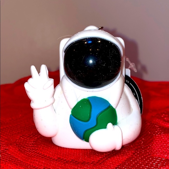 🔴RARE🔴 NOISE-MAKING ASTRONAUT
Sanitizer Holder - Picture 3 of 8